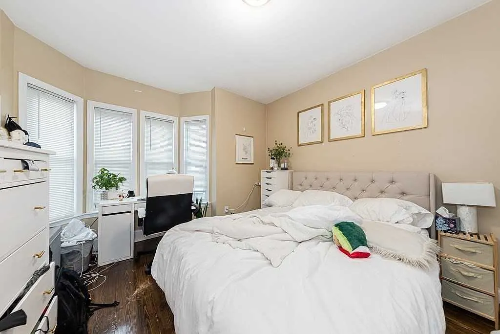 4 bed, $6,600 — Photo 1