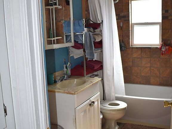 3rd image of 124 E Crowley St