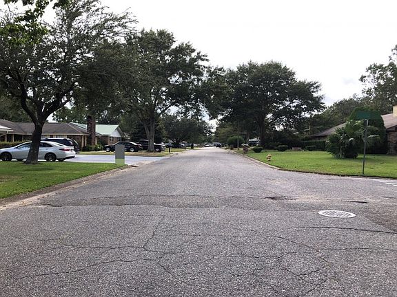 4th image of 32 Fleetwood Dr