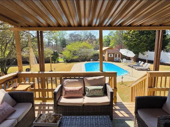 457 Castleaire Dr, Stone Mountain, GA 30087