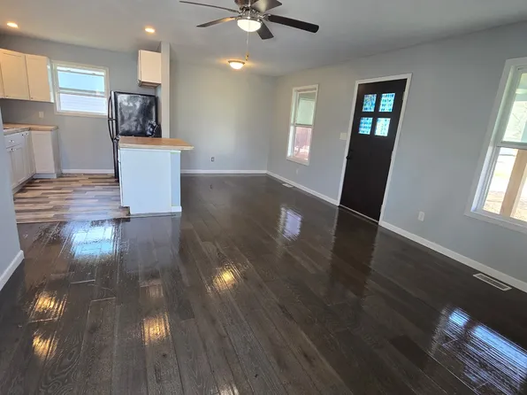 611 W Lewis St, Girard, IL 62640