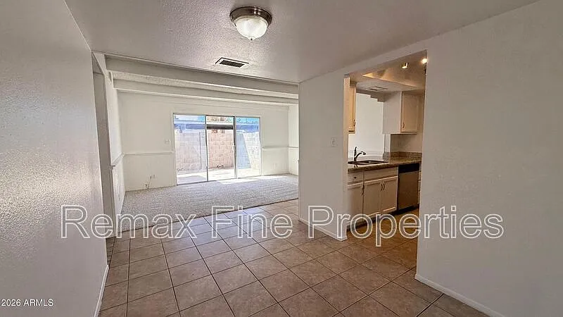 3 bed, 2.0 bath, 1298 sqft, $1,810 — Photo 3