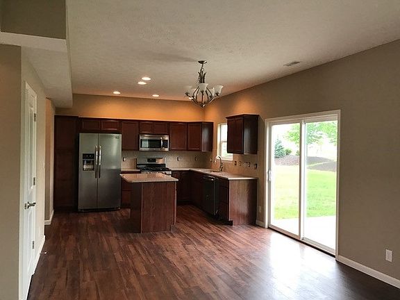 4th image of 814 Farrier Pl