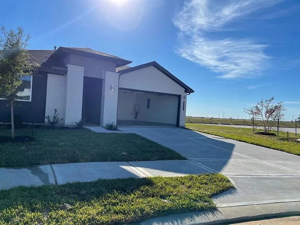 4 bed, 2031 sqft, $2,450 — Photo 2