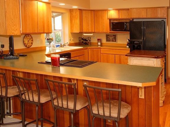 Spacious kitchen w/eating bar