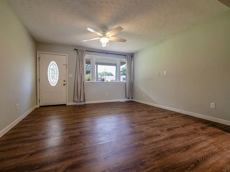 1104 Washington Dr — Photo 5