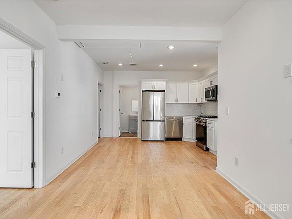 5th image of 23 Carlton St