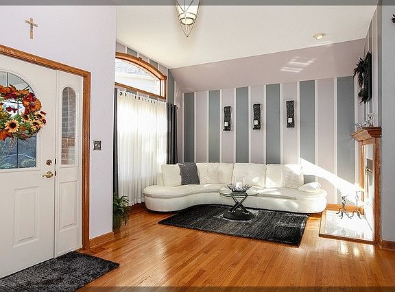 3rd image of 15317 Graceland Dr