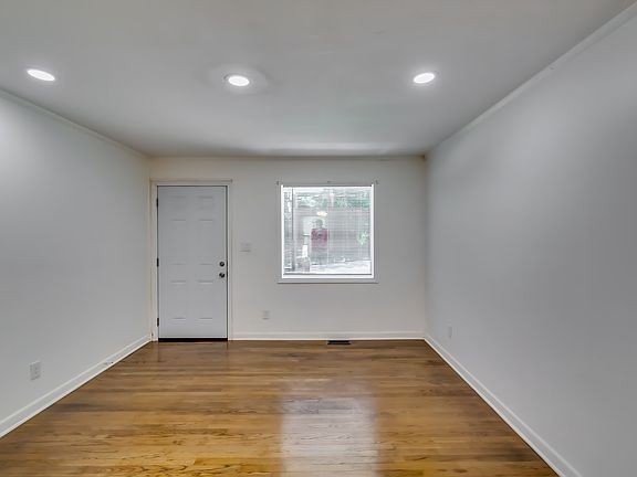 4th image of 375 Ashwood Ave SW #A