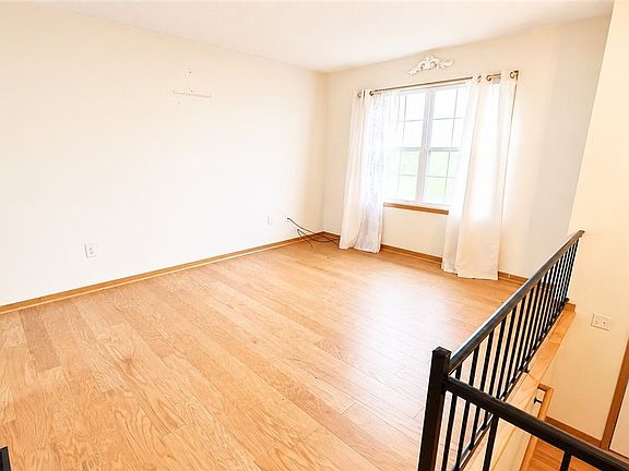 4th image of 401 Josephine St