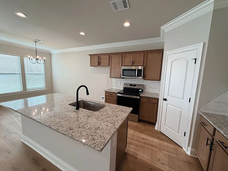 820 Venecia Dr — Photo 7