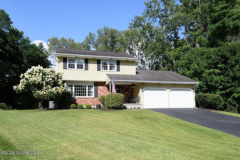 2nd image of 104 Mountainview Court