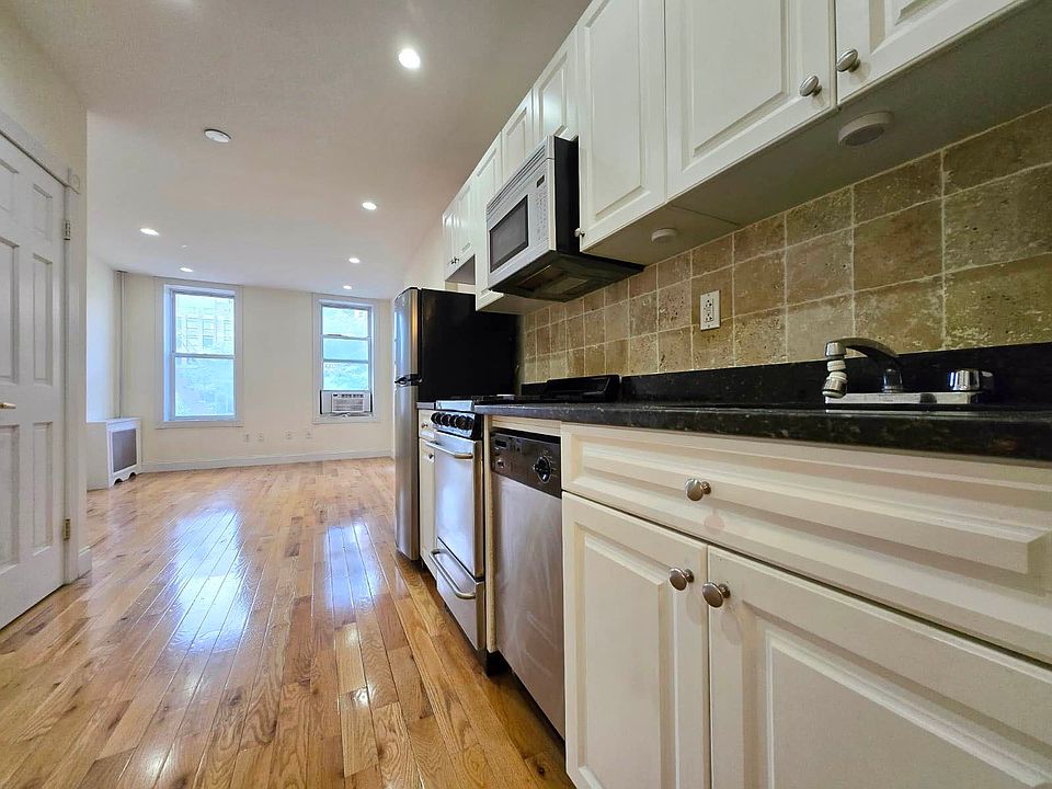 1st image of 449 W 46th St #94