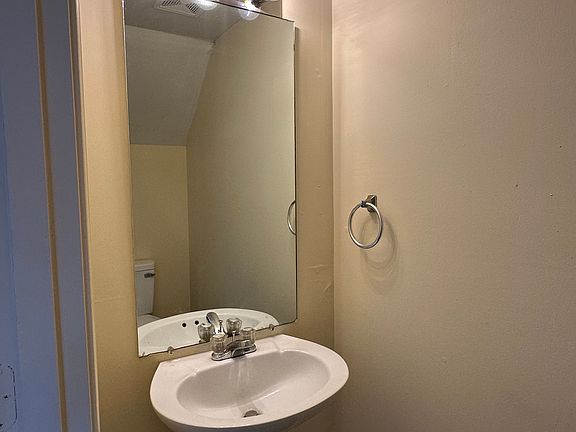 5th image of 216 Garnet Dr