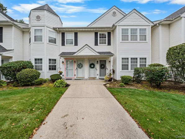 3 Victorian Lane, Medford, NY 11763