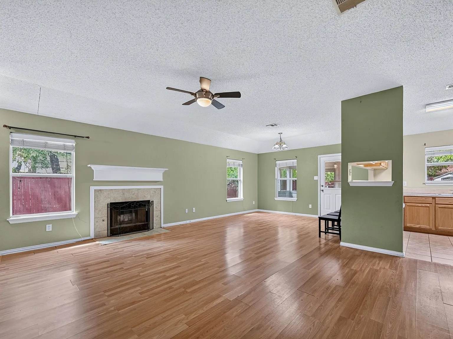 3 bed, 1472 sqft, $2,100 — Photo 3