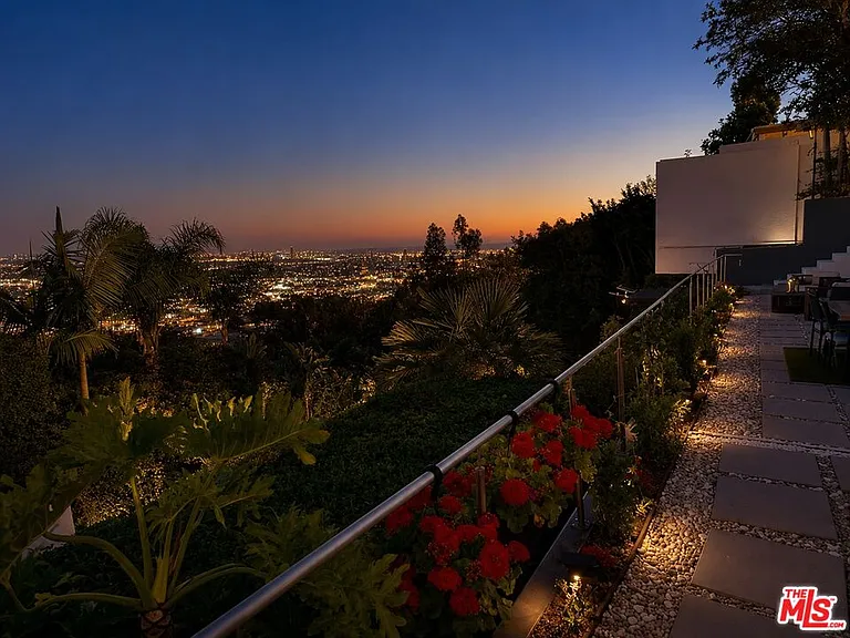 8380 Hollywood Blvd — Photo 15