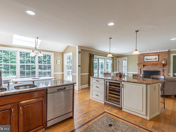 3rd image of 806 Apple Hill Dr