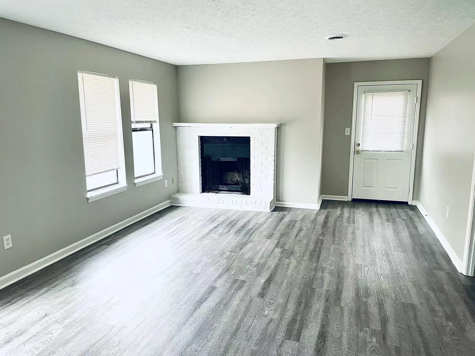 2 bed, 1000 sqft, $1,200 — Photo 2