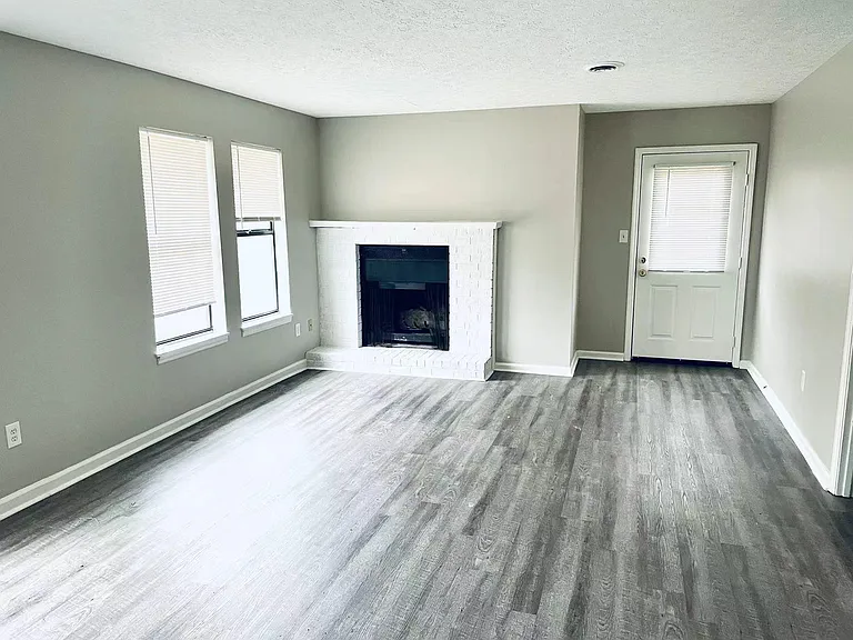 170 Vaughn Rd — Photo 2