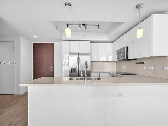 2nd image of 999 SW 1st Ave APT 2009