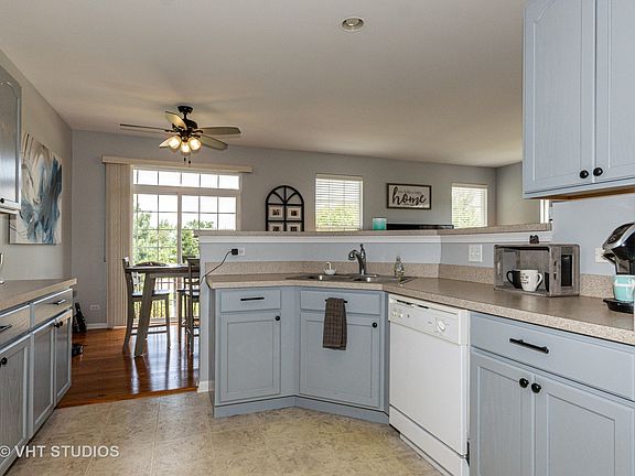 3rd image of 925 Summit Creek Dr