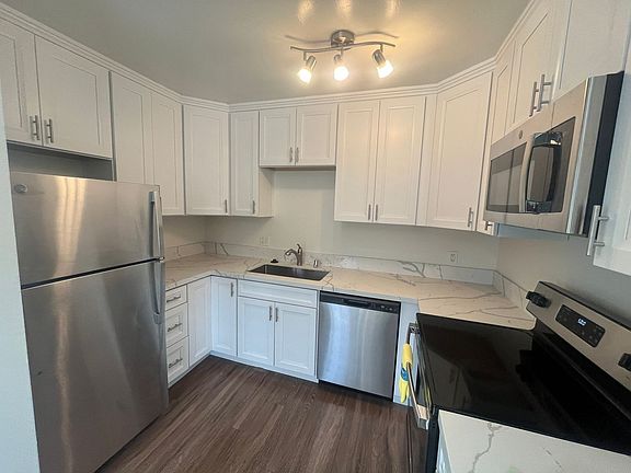 4th image of 1068 Hornblend St #B