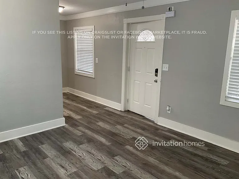450 Iris Rd — Photo 2