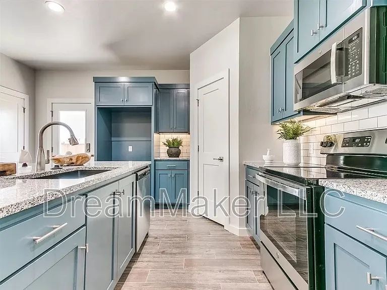2807 Clifton Ter — Photo 24