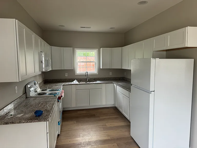 619 Mayes Ln — Photo 2