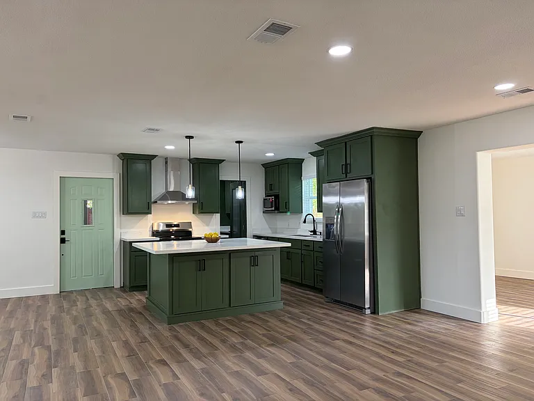 712 Harvey St — Photo 5