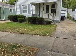 2138 Ridgemont Rd, Grosse Pointe Woods, MI 48236