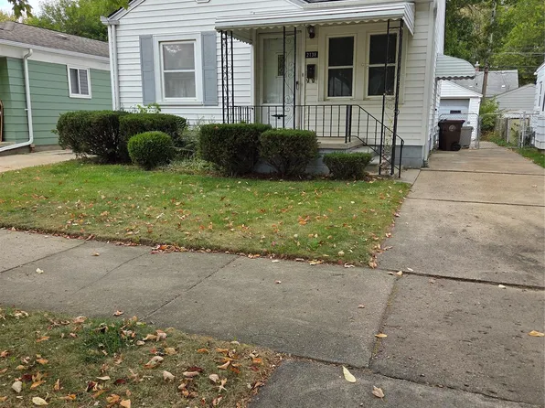 2138 Ridgemont Rd, Grosse Pointe Woods, MI 48236