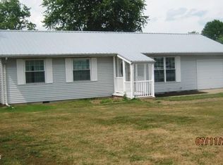 8 Raintree Trce, Flora, IL 62839