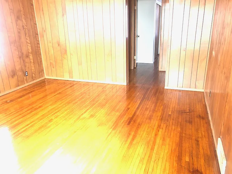 1910 S Morris Ave — Photo 5