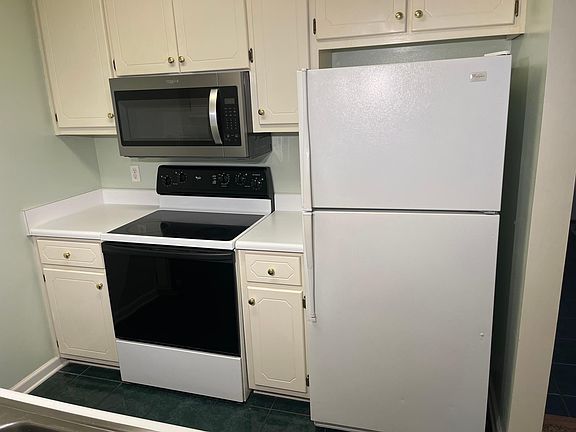 5th image of 105 W Briar Dr #105