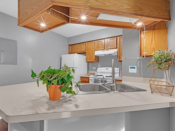 5th image of 1403 Wyndham Cir APT 104