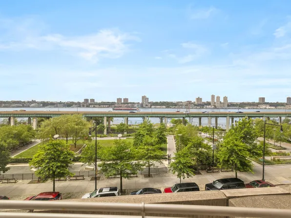 120 Riverside Boulevard image 9 of 16