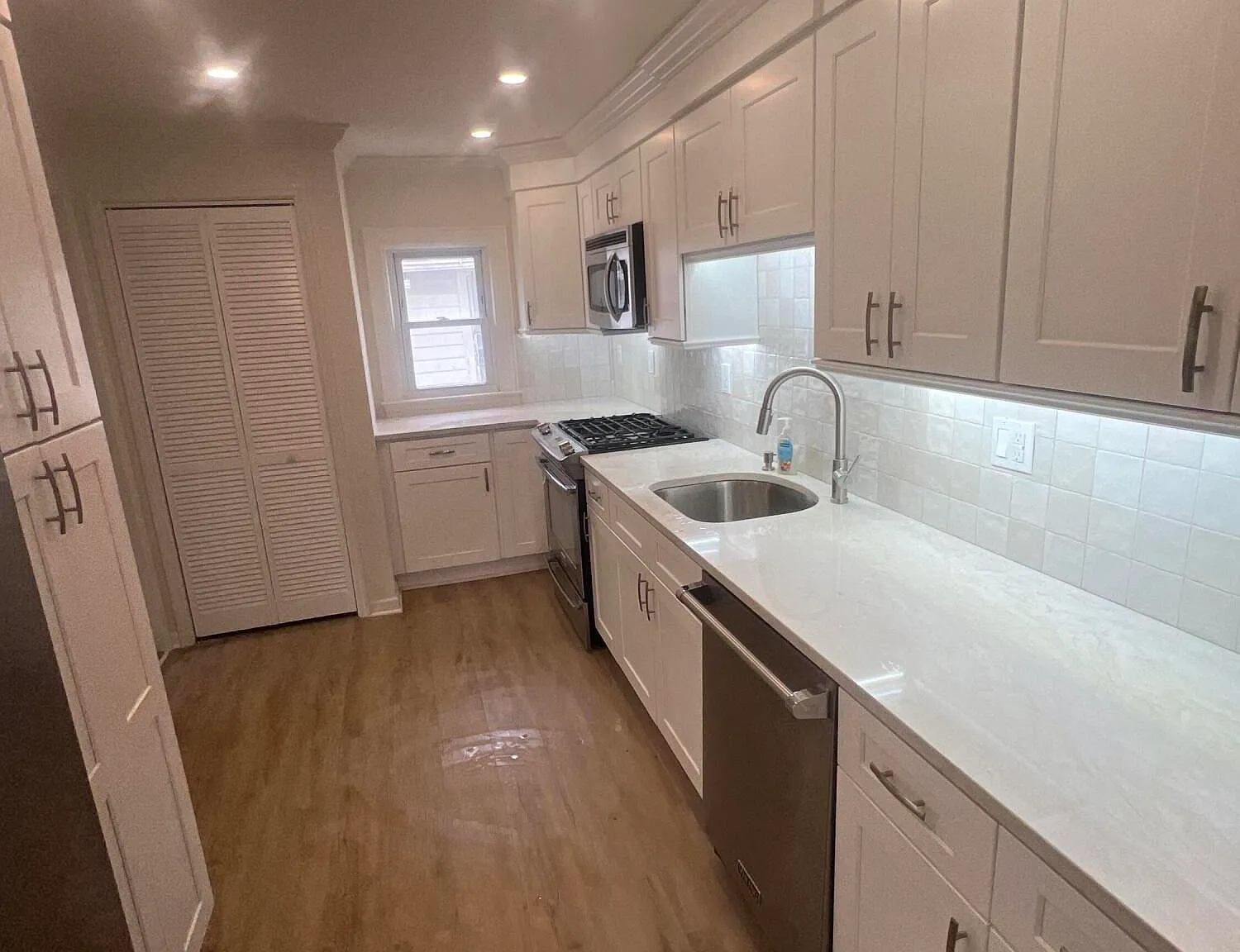 3 bed, 1153 sqft, $3,400 — Photo 2
