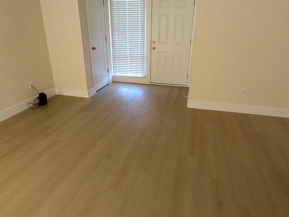 2nd image of 302 Vineyard Dr