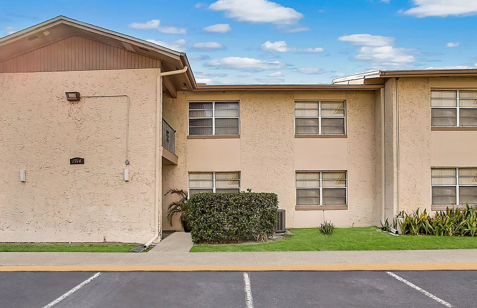 2 BR / 1 BA Condo In Commodore Place — Photo 1