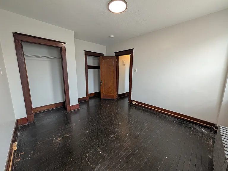 216 Sarah St — Photo 3
