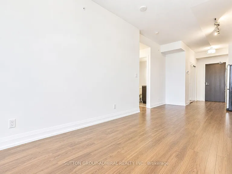 7171 Yonge St #405 — Photo 12