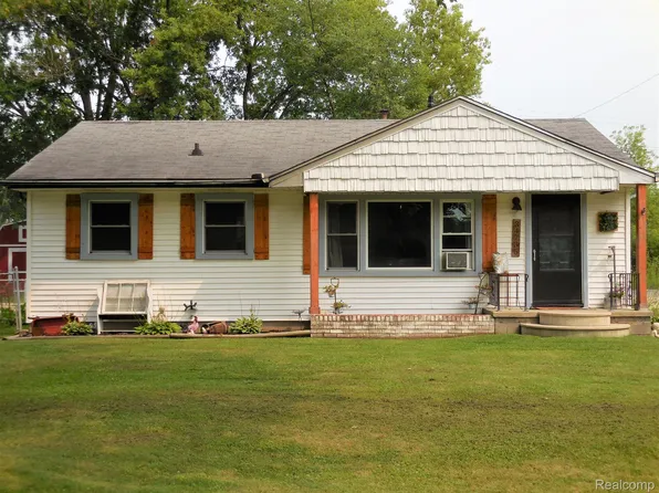 34735 Lois St, Memphis, MI 48041