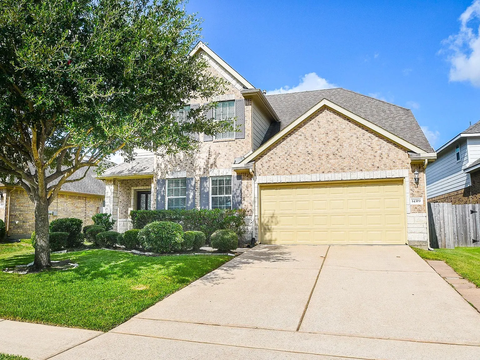 4 bed, 2.5 bath, 2387 sqft, $2,600 — Photo 1