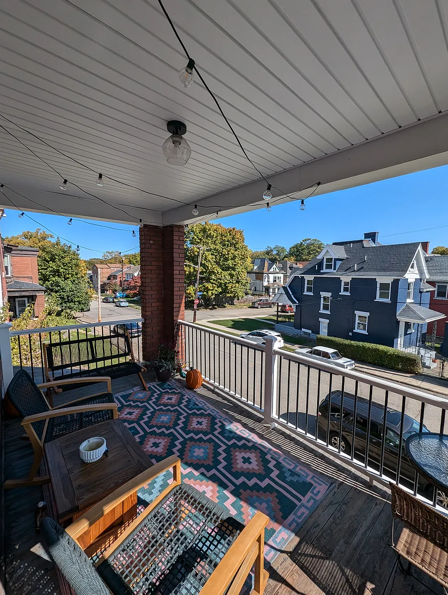 Photo 1 of 12 - 847 Highview St #2 - Pittsburgh, PA Primary Photo - 847 Highview St #2