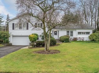 12 Beechwood Rd, Roslyn, NY 11576