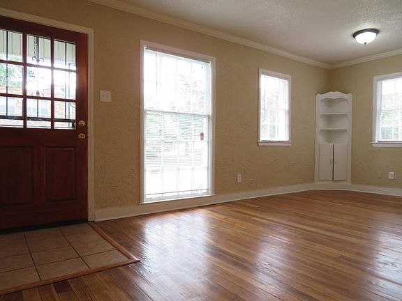 2nd image of 823 Dickinson St
