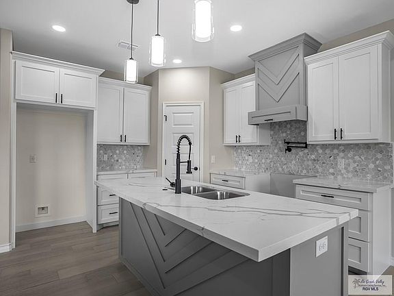 3rd image of 107 Brooks Cir N