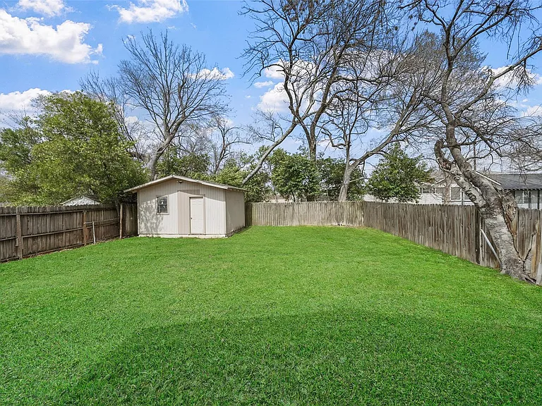 309 Pecore St — Photo 33